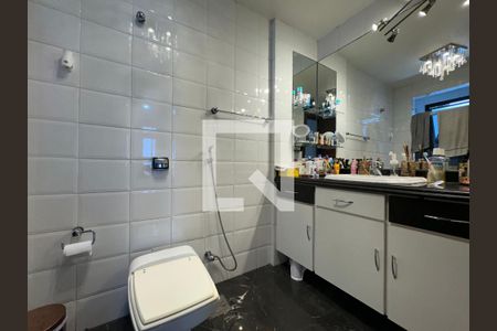 Apartamento à venda com 220m², 3 quartos e 2 vagasSuíte - Banheiro