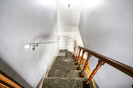 Casa à venda com 231m², 2 quartos e 2 vagasEscada