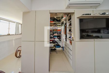Apartamento à venda com 257m², 4 quartos e 2 vagasCloset da Suíte 1