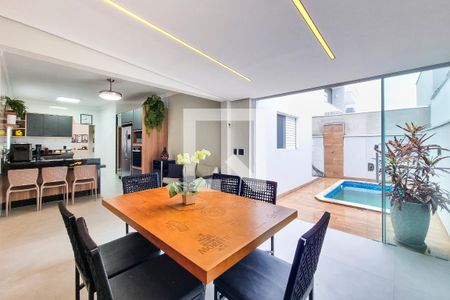 Casa de condomínio para alugar com 255m², 3 quartos e 4 vagas Casa de condomínio para alugar com 255m², 3 quartos e 4 vagasCozinha / Área de Serviço