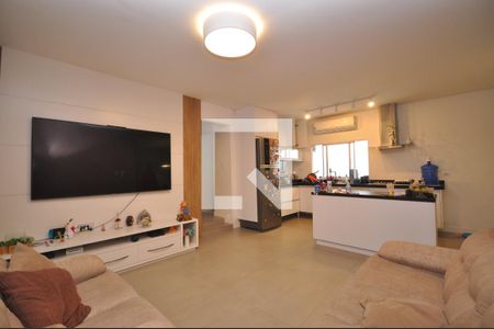 Sala 1 de casa à venda com 7 quartos, 300m² em Vila Nova Mazzei, São Paulo