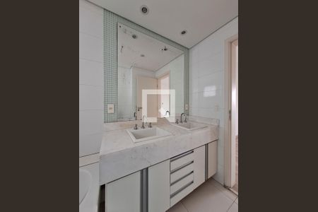 Apartamento à venda com 194m², 3 quartos e 4 vagasBanheiro Quarto 3