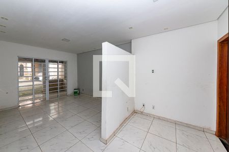 Casa à venda com 360m², 4 quartos e 4 vagas Casa à venda com 360m², 4 quartos e 4 vagasSala Casa 2