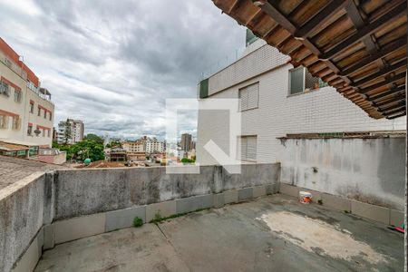 Casa à venda com 360m², 4 quartos e 4 vagas Casa à venda com 360m², 4 quartos e 4 vagasVaranda