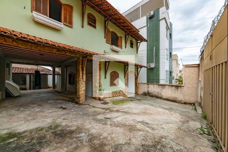 Casa à venda com 360m², 4 quartos e 4 vagas Casa à venda com 360m², 4 quartos e 4 vagasGaragem