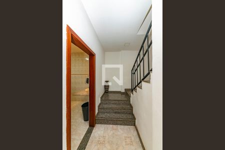 Casa à venda com 360m², 4 quartos e 4 vagas Casa à venda com 360m², 4 quartos e 4 vagasEscada