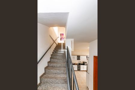 Casa à venda com 360m², 4 quartos e 4 vagas Casa à venda com 360m², 4 quartos e 4 vagasEscada