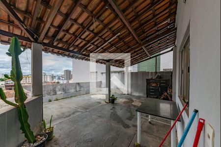 Casa à venda com 360m², 4 quartos e 4 vagas Casa à venda com 360m², 4 quartos e 4 vagasVaranda