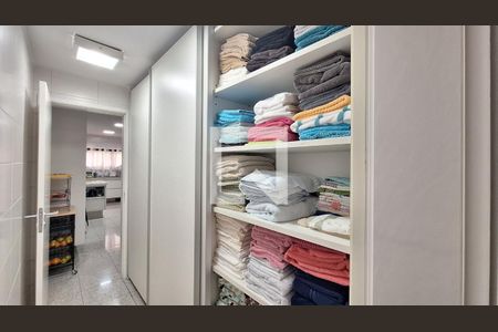 Apartamento à venda com 366m², 4 quartos e 5 vagas Apartamento à venda com 366m², 4 quartos e 5 vagasRoupeiro