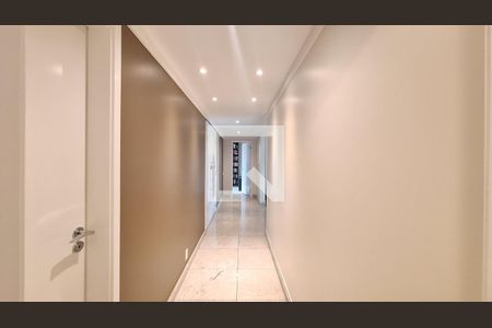 Apartamento à venda com 366m², 4 quartos e 5 vagas Apartamento à venda com 366m², 4 quartos e 5 vagasCorredor