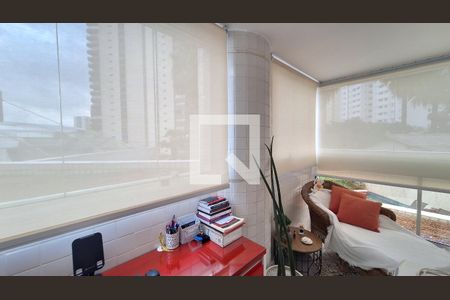 Apartamento à venda com 366m², 4 quartos e 5 vagas Apartamento à venda com 366m², 4 quartos e 5 vagasDetalhe Varanda suíte 4