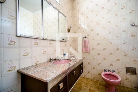 Casa à venda com 314m², 4 quartos e 4 vagasBanheiro da suíte