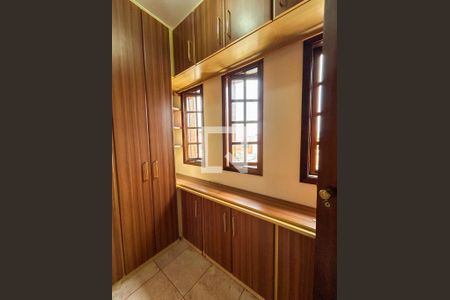 Casa à venda com 300m², 5 quartos e 4 vagasCloset da suíte