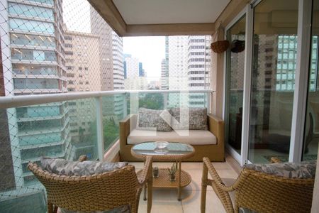 Apartamento à venda com 156m², 4 quartos e 3 vagas Apartamento à venda com 156m², 4 quartos e 3 vagasVaranda