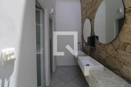 Casa à venda com 600m², 4 quartos e 8 vagasBanheiros Femininos / área para festas