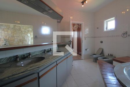 Casa à venda com 600m², 4 quartos e 8 vagasBanheiro da suíte 1