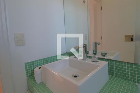 Casa à venda com 600m², 4 quartos e 8 vagasPia banheiro da suíte 2