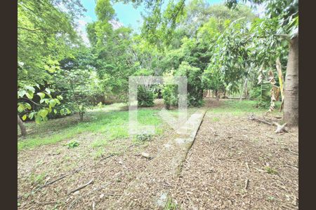 Casa à venda com 2500m², 3 quartos e 6 vagas Casa à venda com 2500m², 3 quartos e 6 vagasQuintal