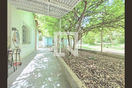 Casa à venda com 2500m², 3 quartos e 6 vagas Casa à venda com 2500m², 3 quartos e 6 vagasQuintal