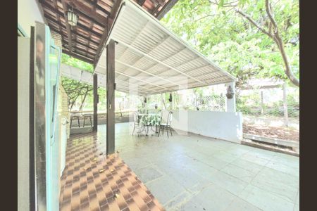 Casa à venda com 2500m², 3 quartos e 6 vagas Casa à venda com 2500m², 3 quartos e 6 vagasÁrea comum - Churrasqueira