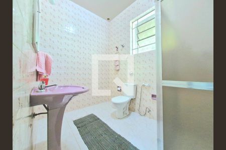 Casa à venda com 2500m², 3 quartos e 6 vagas Casa à venda com 2500m², 3 quartos e 6 vagasBanheiro social