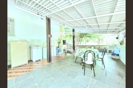 Casa à venda com 2500m², 3 quartos e 6 vagas Casa à venda com 2500m², 3 quartos e 6 vagasÁrea comum - Churrasqueira