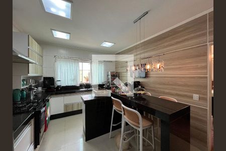 Casa de condomínio para alugar com 320m², 3 quartos e 3 vagasCozinha