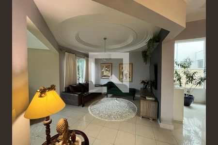 Casa de condomínio para alugar com 320m², 3 quartos e 3 vagasSala