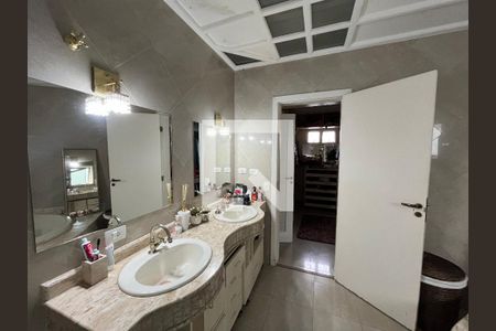 Casa de condomínio para alugar com 320m², 3 quartos e 3 vagasBanheiro - Quarto