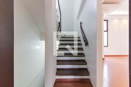 Casa de condomínio à venda com 200m², 2 quartos e 4 vagas Casa de condomínio à venda com 200m², 2 quartos e 4 vagasEscada