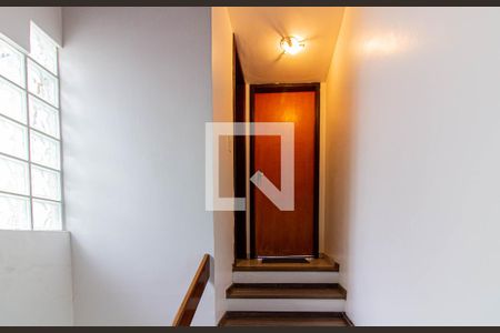 Casa de condomínio à venda com 200m², 2 quartos e 4 vagas Casa de condomínio à venda com 200m², 2 quartos e 4 vagasEscada