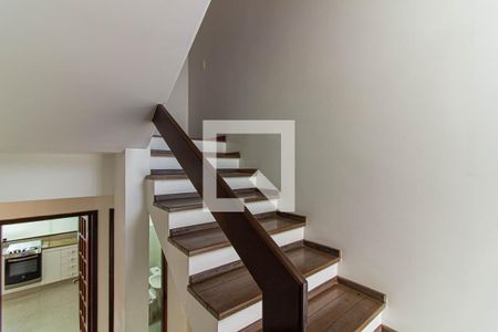 Casa de condomínio à venda com 200m², 2 quartos e 4 vagas Casa de condomínio à venda com 200m², 2 quartos e 4 vagasEscada