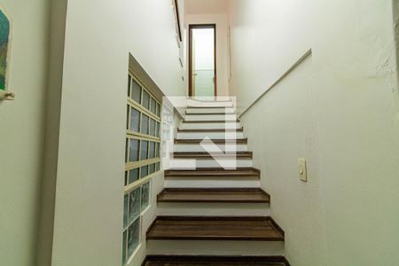 Casa de condomínio à venda com 200m², 2 quartos e 4 vagas Casa de condomínio à venda com 200m², 2 quartos e 4 vagasEscada