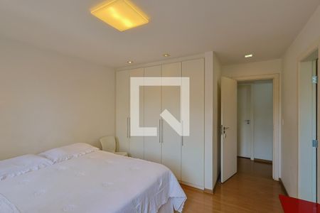 Apartamento à venda com 198m², 4 quartos e 4 vagas Apartamento à venda com 198m², 4 quartos e 4 vagasSuíte 1