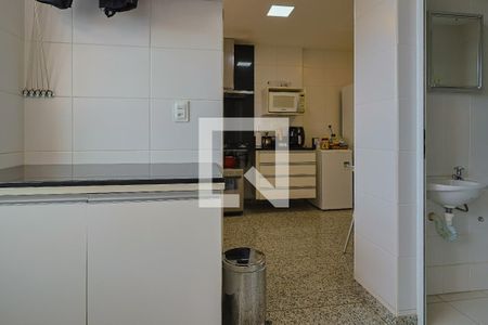 Apartamento à venda com 198m², 4 quartos e 4 vagas Apartamento à venda com 198m², 4 quartos e 4 vagasÁrea de Serviço