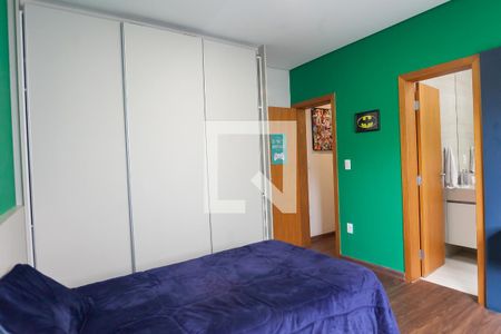 Casa de condomínio à venda com 251m², 4 quartos e 4 vagassuite 2