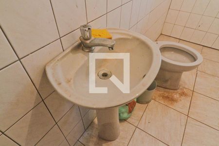 Casa à venda com 310m², 5 quartos e 4 vagas Casa à venda com 310m², 5 quartos e 4 vagasCasa de hóspede - banheiro