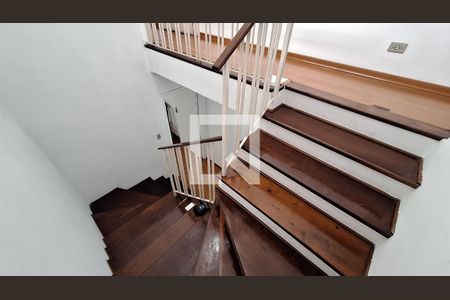 Casa à venda com 209m², 3 quartos e 2 vagasEscada