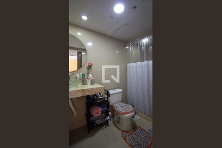 Casa à venda com 472m², 4 quartos e 3 vagasBanheiro da Casa dos Fundos