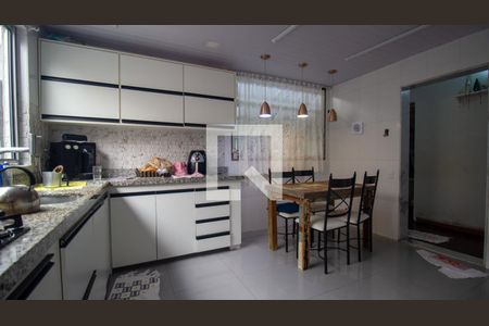 Casa à venda com 472m², 4 quartos e 3 vagasCozinha e Área de Serviço