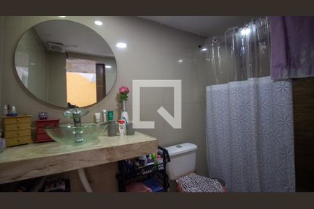 Casa à venda com 472m², 4 quartos e 3 vagasBanheiro da Casa dos Fundos