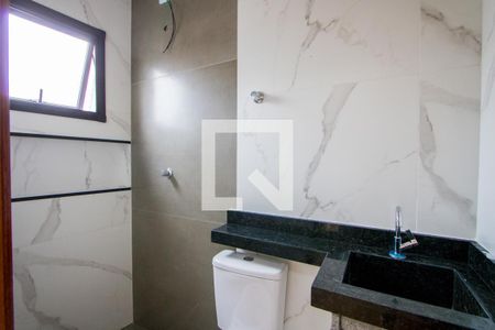 Casa à venda com 97m², 2 quartos e 2 vagasBanheiro do quarto 1