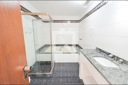 Apartamento à venda com 240m², 5 quartos e 1 vaga Apartamento à venda com 240m², 5 quartos e 1 vagaBanheiro da Suíte 1