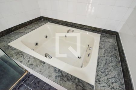 Apartamento à venda com 240m², 5 quartos e 1 vaga Apartamento à venda com 240m², 5 quartos e 1 vagaBanheiro da Suíte 1