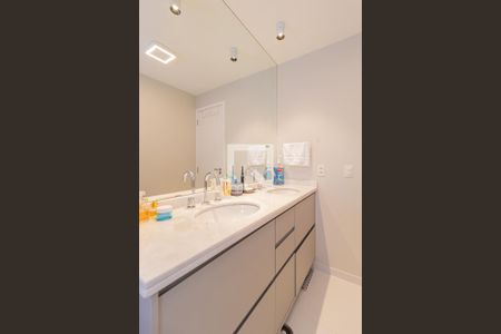 Apartamento à venda com 111m², 3 quartos e 4 vagasBanheiro da suíte 2