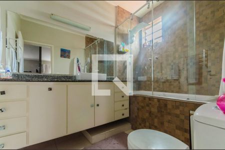 Casa à venda com 354m², 4 quartos e 2 vagas Casa à venda com 354m², 4 quartos e 2 vagasBanheiro da Suíte 1