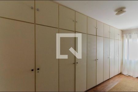 Casa à venda com 354m², 4 quartos e 2 vagas Casa à venda com 354m², 4 quartos e 2 vagasCloset da suíte 1
