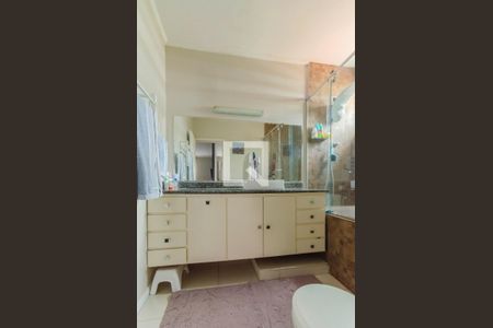 Casa à venda com 354m², 4 quartos e 2 vagas Casa à venda com 354m², 4 quartos e 2 vagasBanheiro da Suíte 1