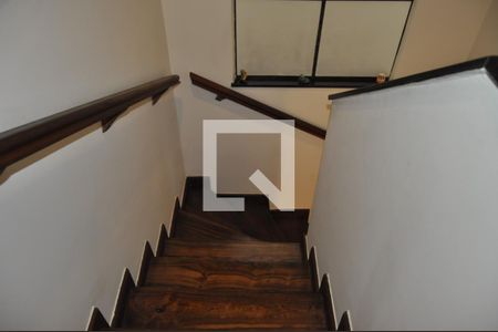 Casa de condomínio à venda com 200m², 4 quartos e 4 vagasEscada