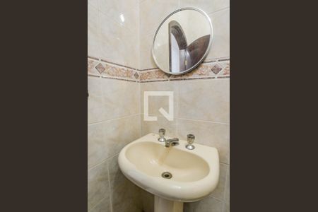 Casa à venda com 200m², 4 quartos e 4 vagas Casa à venda com 200m², 4 quartos e 4 vagasBanheiro Corredor